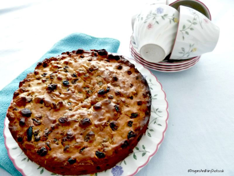 Baking Tips - How do you Prepare a Tin for Fruit Cake or Christmas Cake?  Odlums 