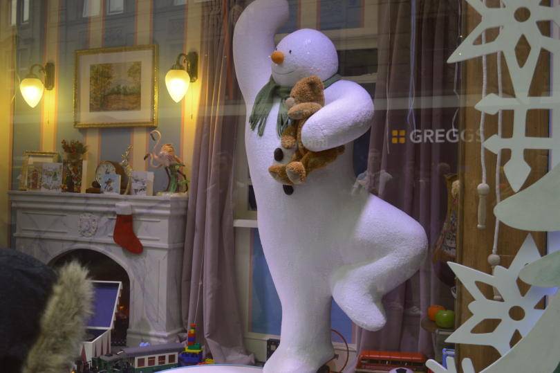 The snowman dancing