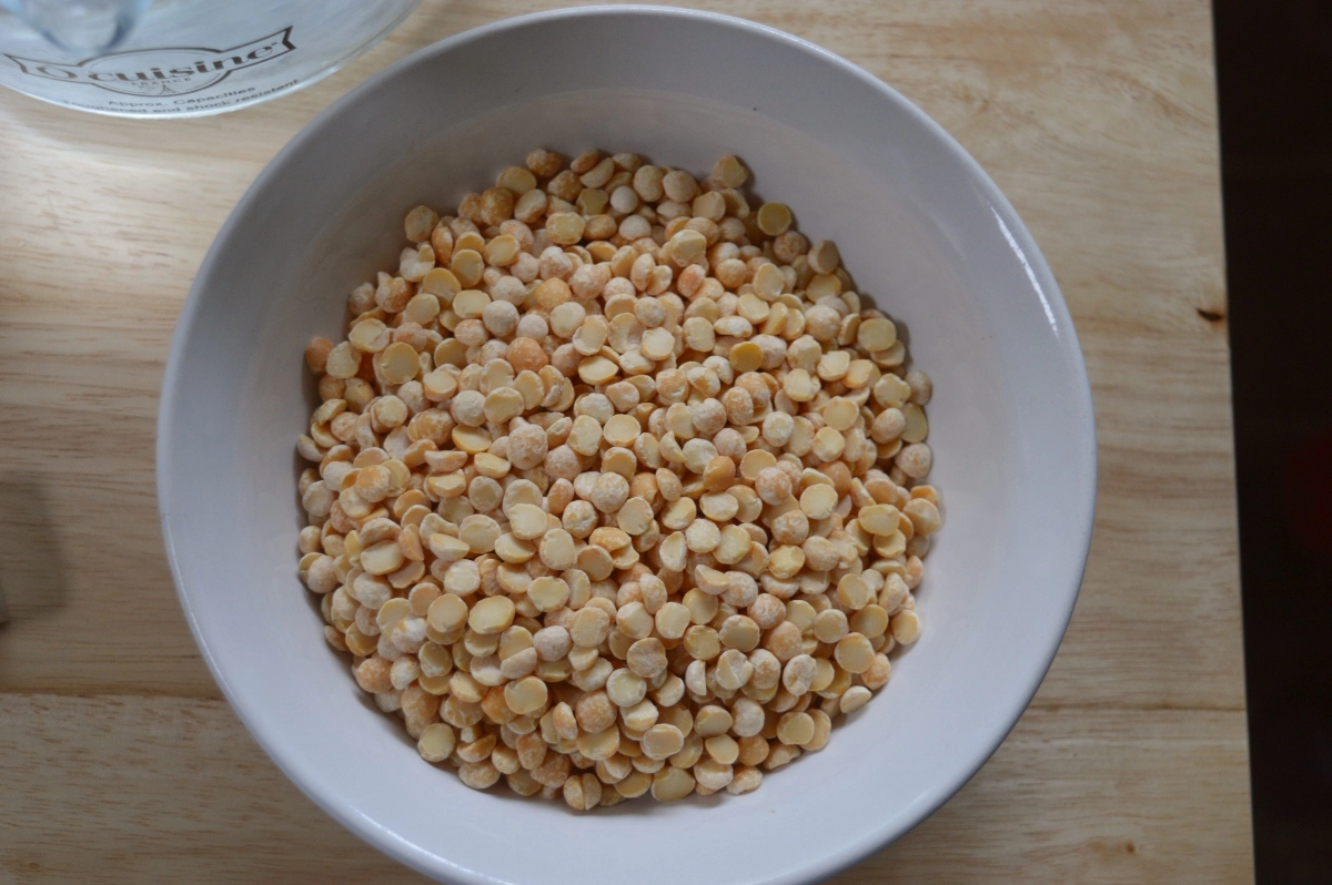 Yellow split peas in a bowl