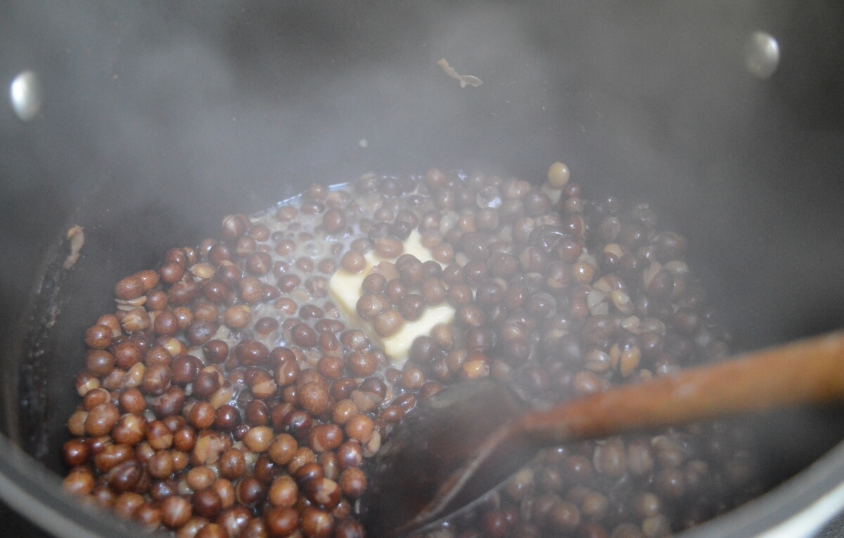 Carlin peas frying in butter in a pan until golden.